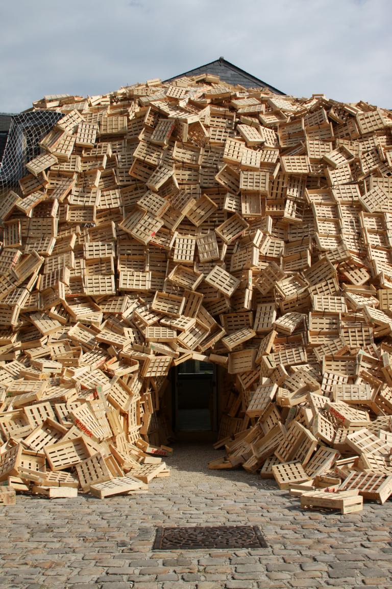 Ganda maison, Tadashi Kawamata, La Maréchalerie, 2008 © Tadashi Kawamata