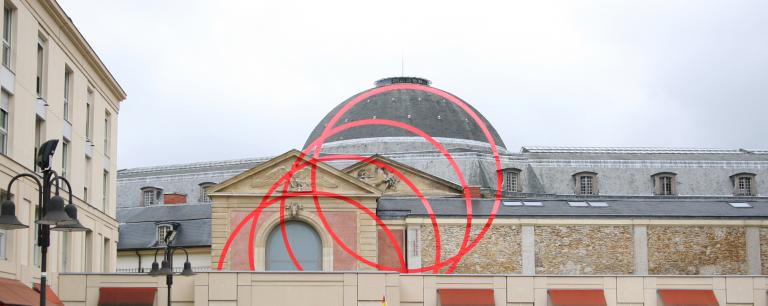 Des cercles, des toits et des façades, Felice Varini, La Maréchalerie, 2013 © Felice Varini