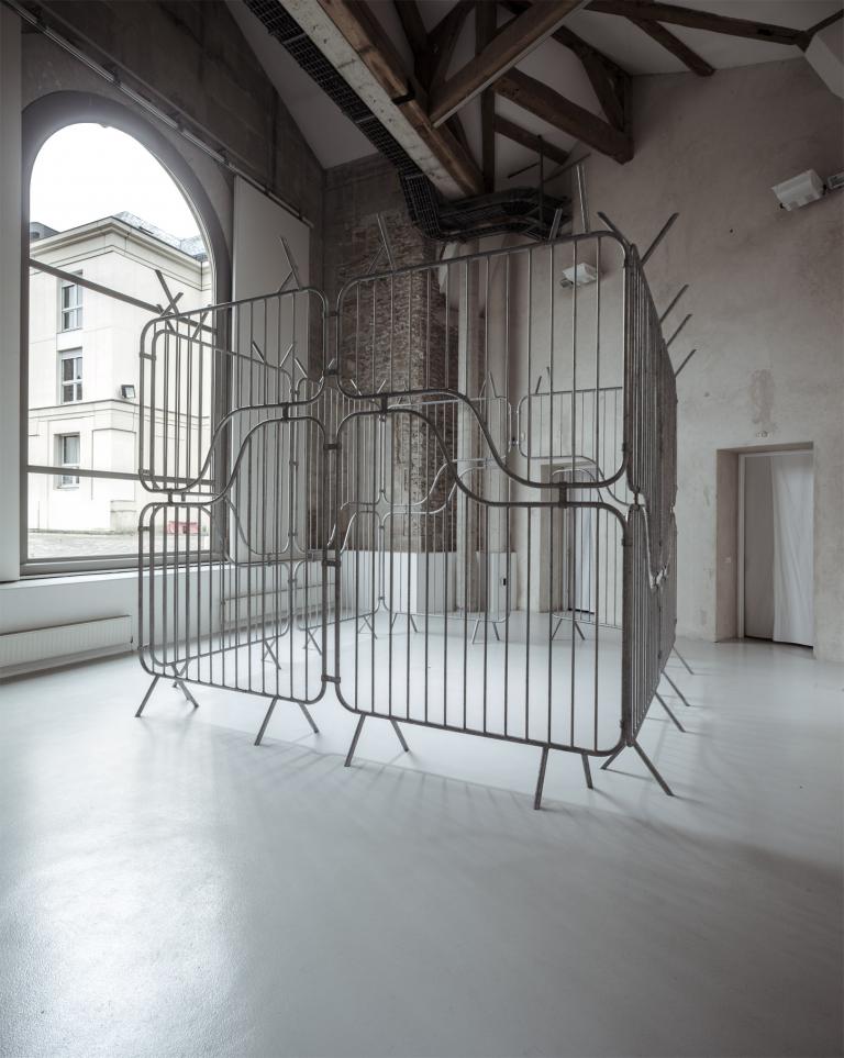 Vue de l’exposition Sur des territoires fluides, Didier Fiuza Faustino, Till Roeskens, Laurent Tixador, La Maréchalerie, 2016.