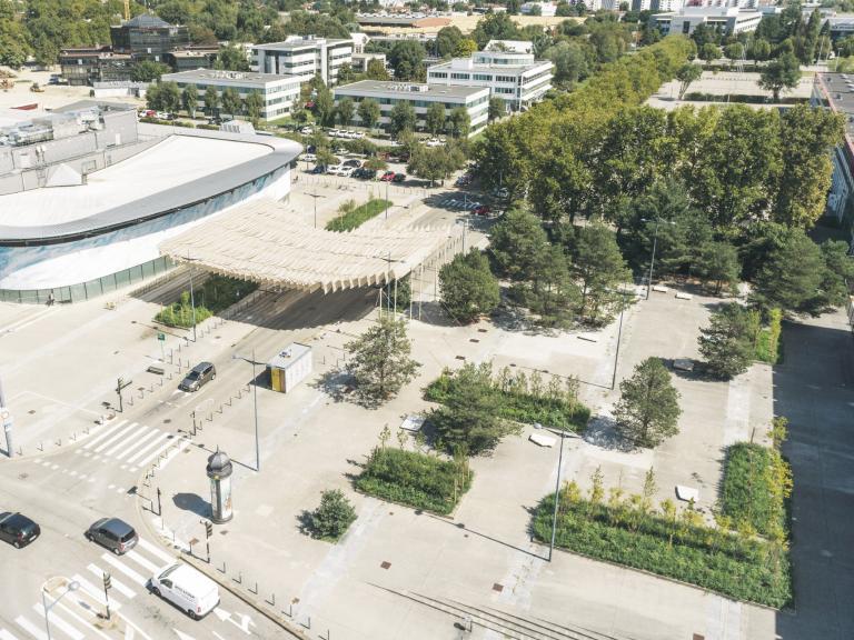 JARDIN BIOCLIMATIQUE Transformation du parvis d’Alpes Congrès  Equipe :  SML Mandataire Architecte vélum et mobiliers : Peaks Ingénieur Structure : Les structographès  Crédit : CWeller